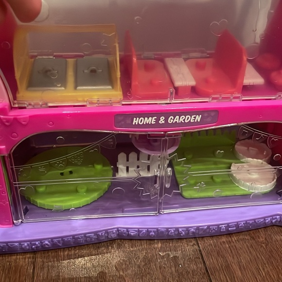 Shopkins Tall Mall with Carrying Case - Picture 5 of 9